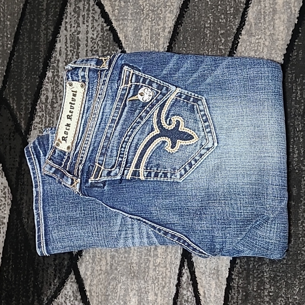 ROCK REVIVAL JOHANNA EMBROIDERED CAPRI DENIM JEAN